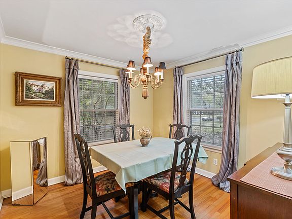 5th image of 4220 Woodcrest Dr
