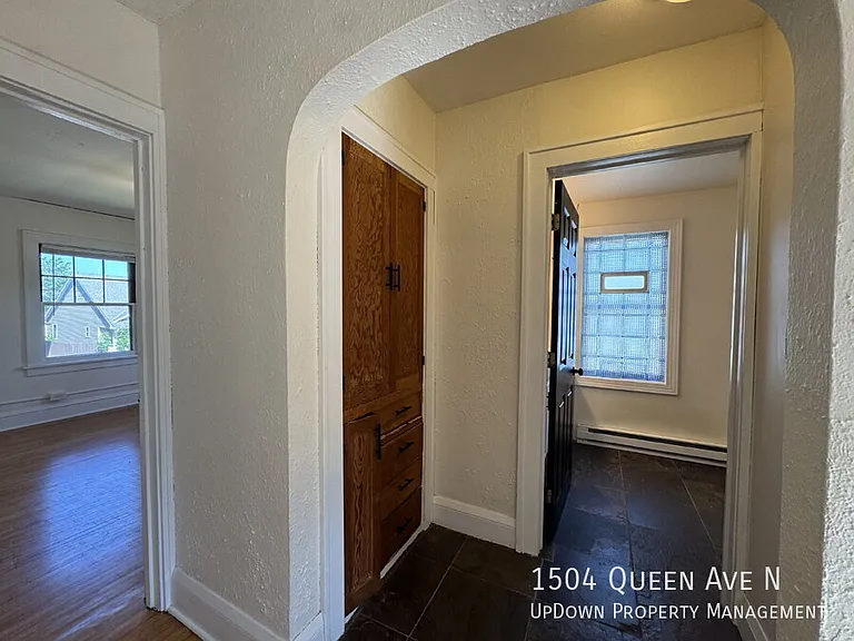 1504 Queen Ave N — Photo 16