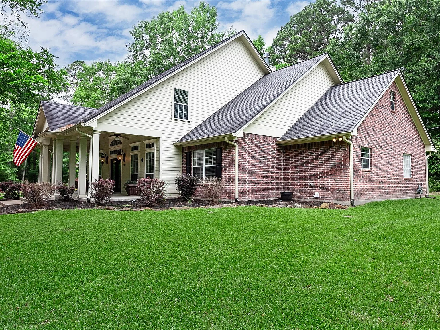 4 bed, 4.0 bath, 3002 sqft, $3,400 — Photo 2