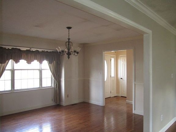 4th image of 10 N Peach St
