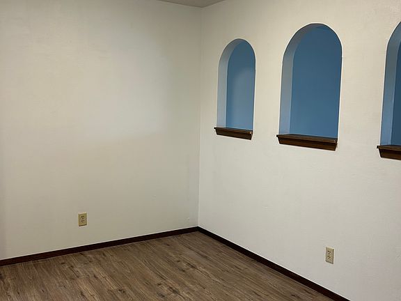 2nd image of 4560 Applewood Ln #1