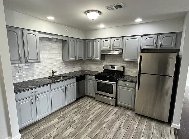 100 W Elizabeth Ave