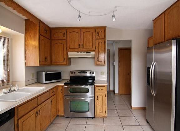 2nd image of 8841 Yalta St NE