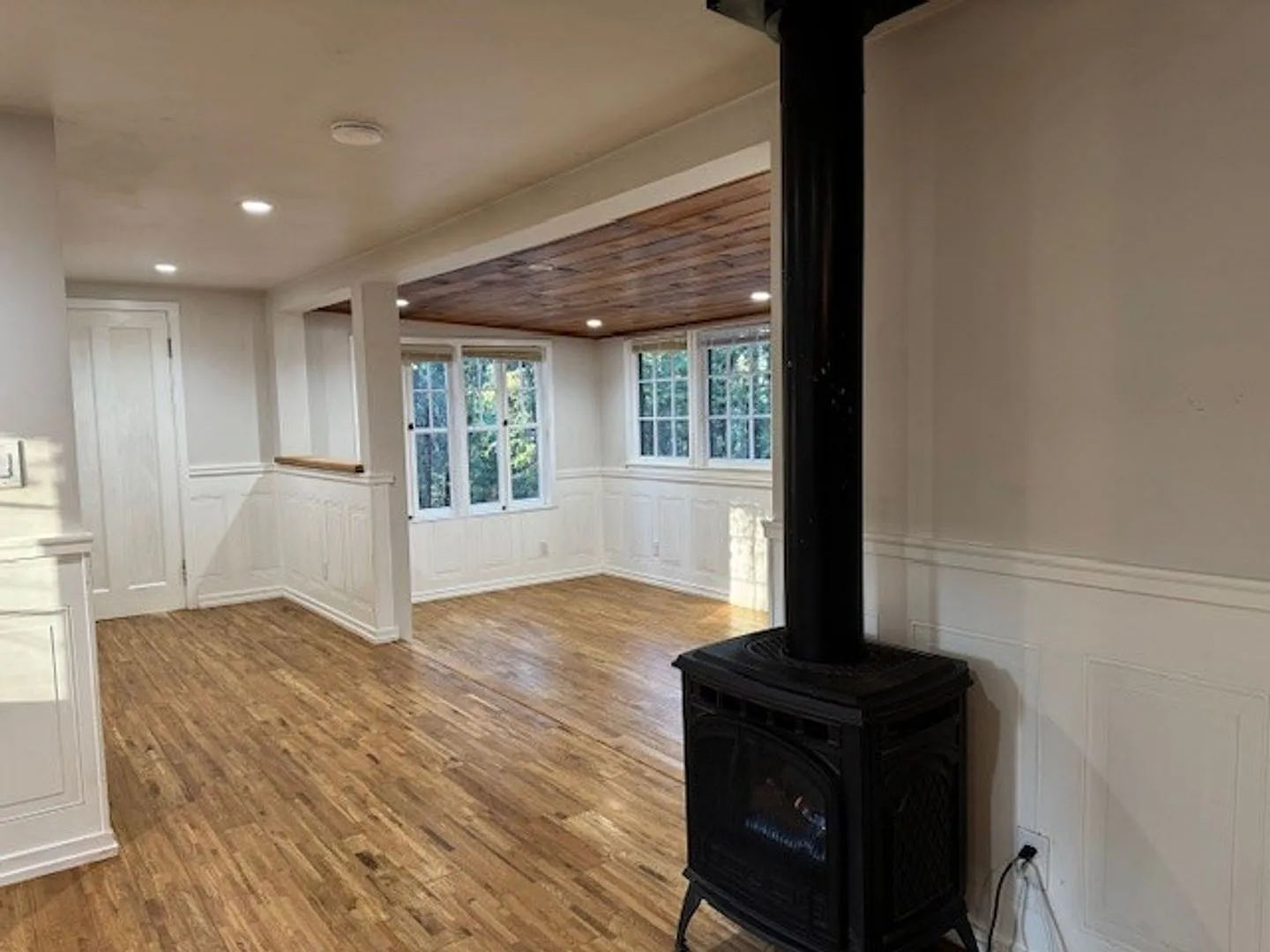 Updated 2 Bedroom 2 Bathroom Home close to Cedar Ridge Y — Photo 4