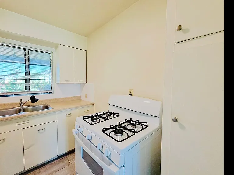 1 Bedroom Cottage Style Homes! — Photo 10