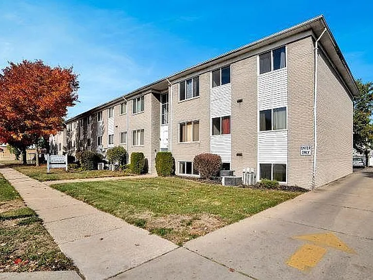 1260 W Nine Mile Rd — Photo 2
