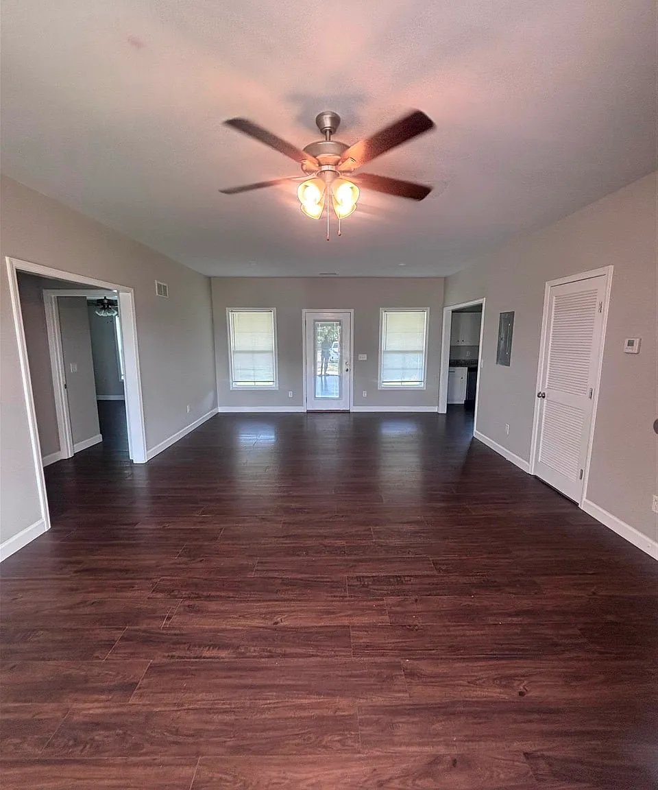 3 bed, 1395 sqft, $1,300 — Photo 2
