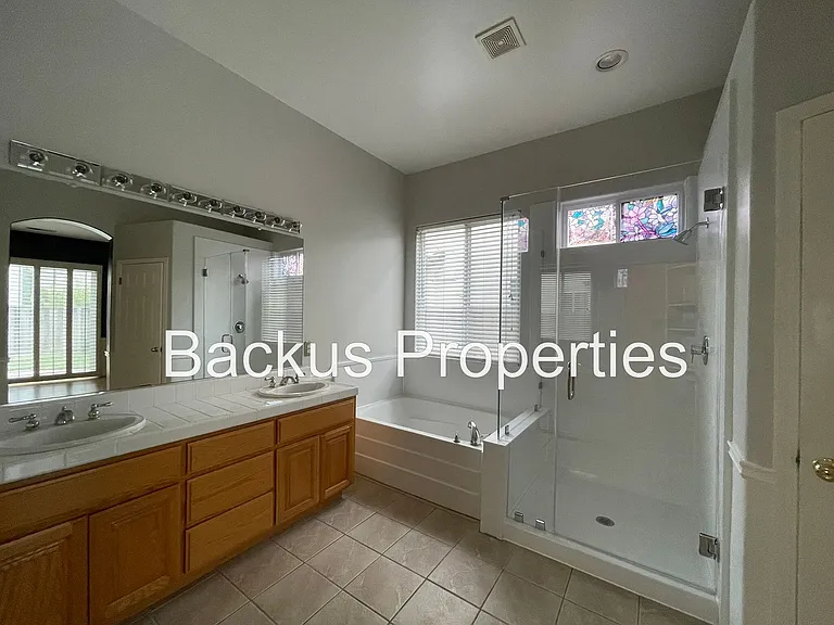 10 Elizabeth Cir — Photo 15