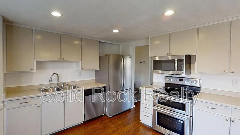 4 bed, 2.5 bath, 1736 sqft, $2,125 — Photo 4