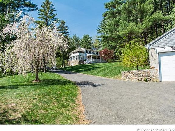 Driveway to Property w/2 Ca...