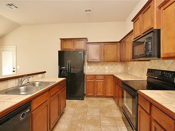 5th image of 909 Coyote Dr