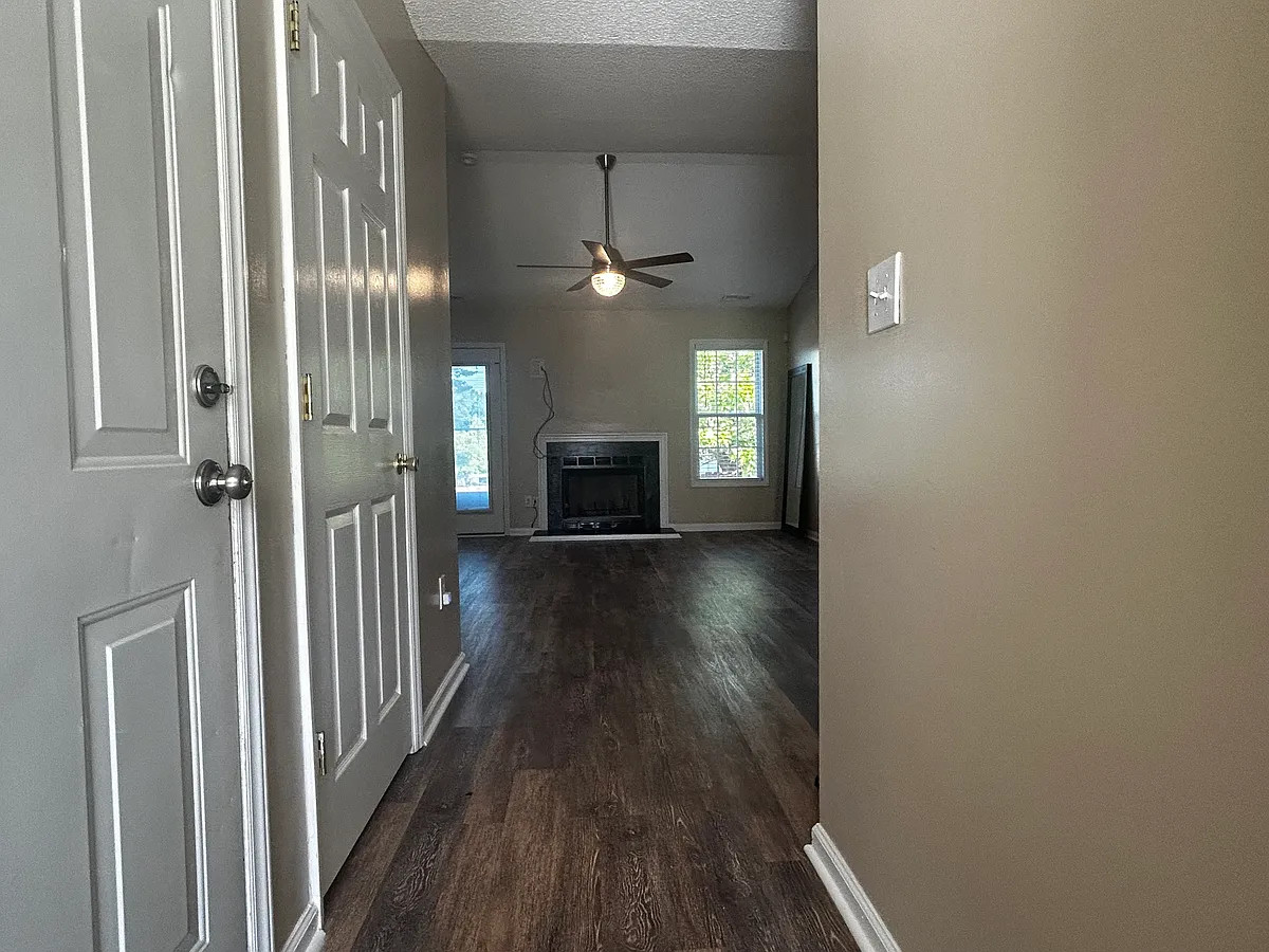 Front door leading to the living room - 3116 Winesap Rd