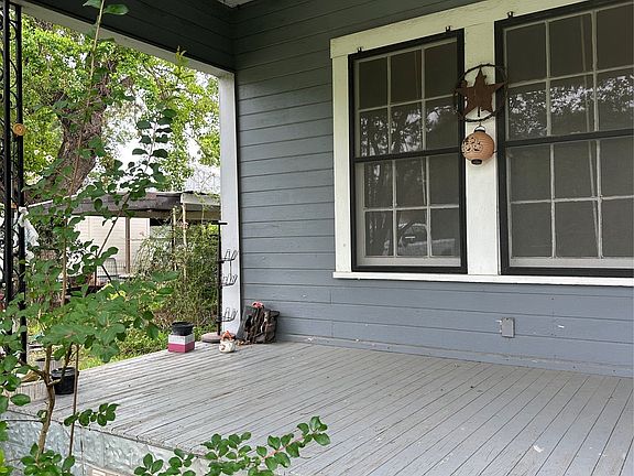 3rd image of 821 Ward St