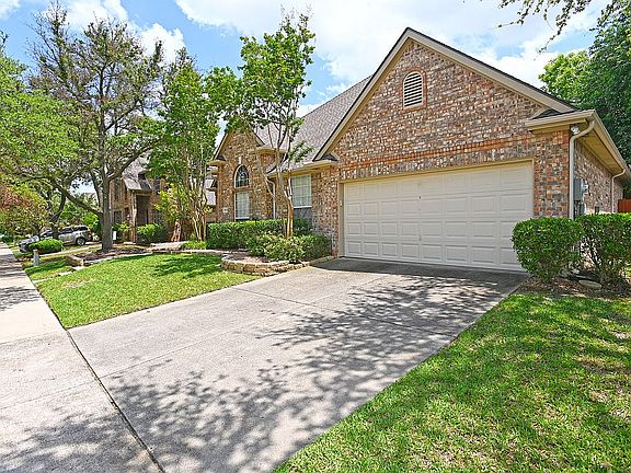 4th image of 305 S Village Dr