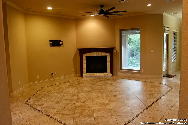 215 Evans Oak Ln — Photo 4