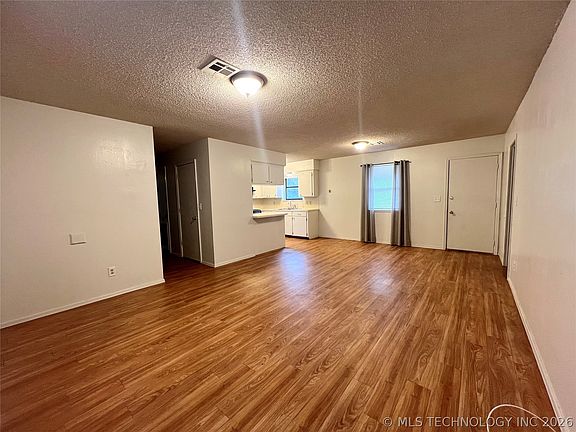 3rd image of 801 S Webb Ln