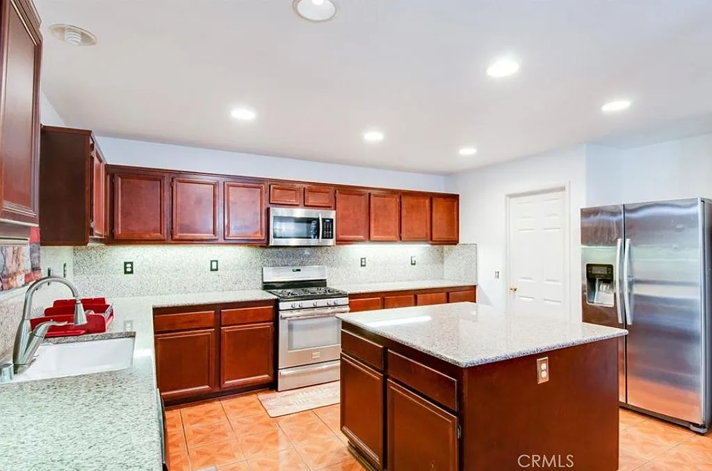 4 bed, 2916 sqft, $3,500 — Photo 4