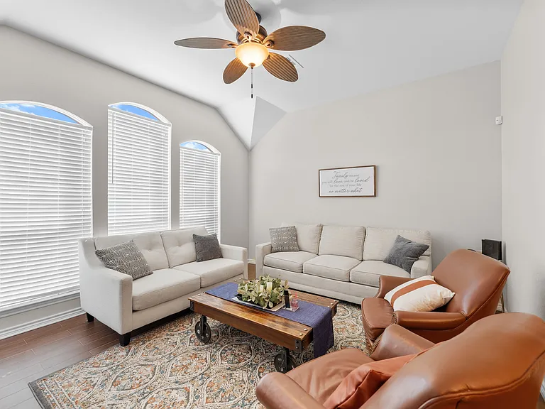 11350 Balcones Dr — Photo 32