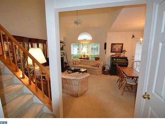 3rd image of 653 Danbury Ct