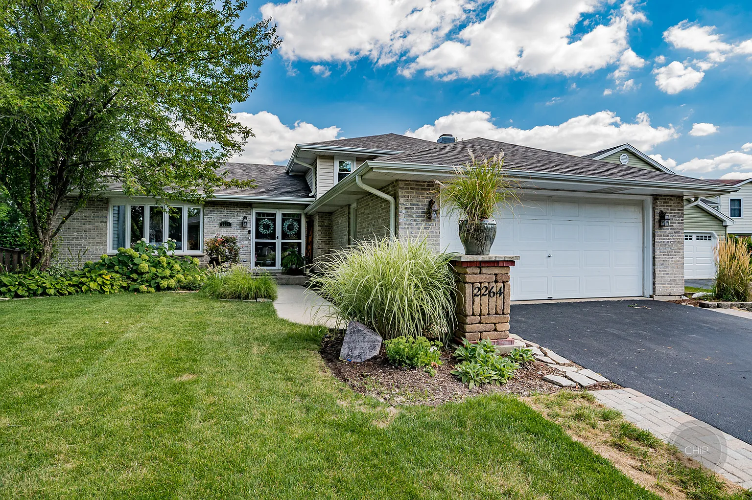 2264 Salisbury Dr photo 1