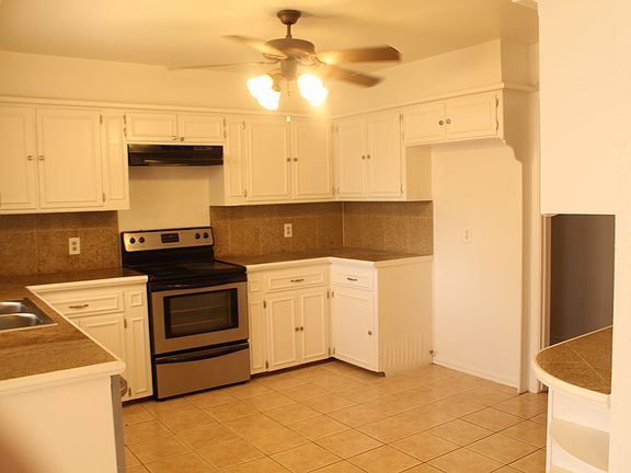 Large kitchen w/ a large pantry