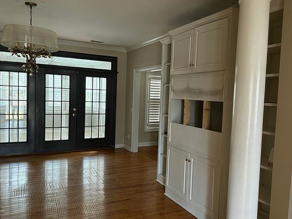 2nd image of 1481 Riverbank Dr