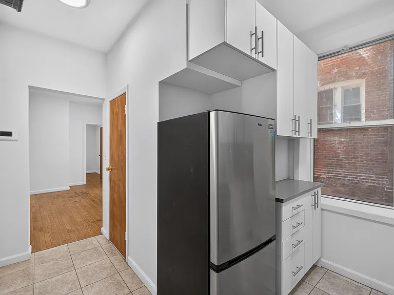 631 E 11th St #3 — Photo 4