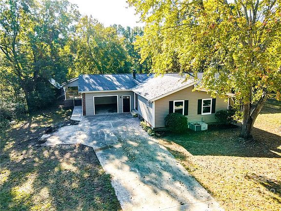 3rd image of 123 Riverwood Dr