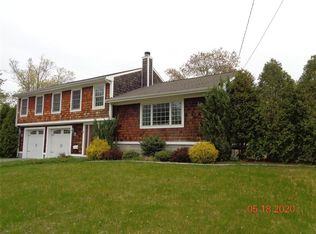 2 Valentine Dr, Barrington, RI 02806