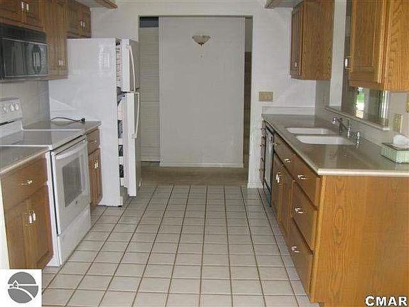 5th image of 300 Russell St