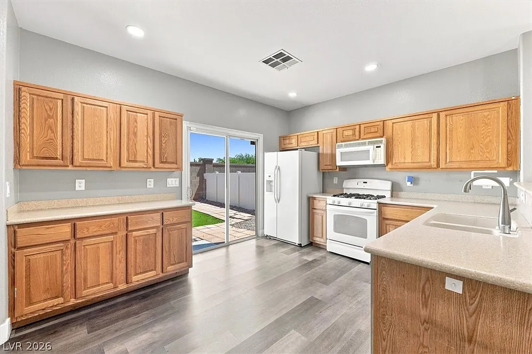 5 bed, 3.0 bath, 2404 sqft, $2,700 — Photo 3