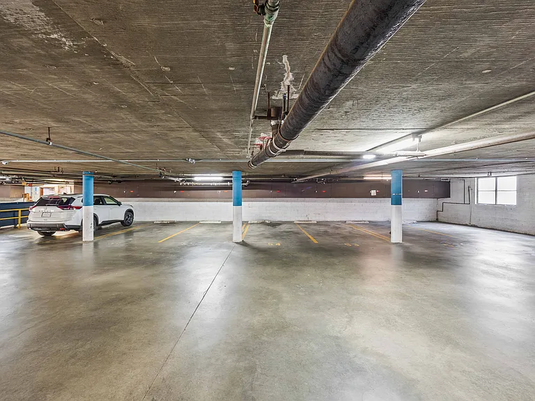 570 W Stocker St #216 — Photo 21