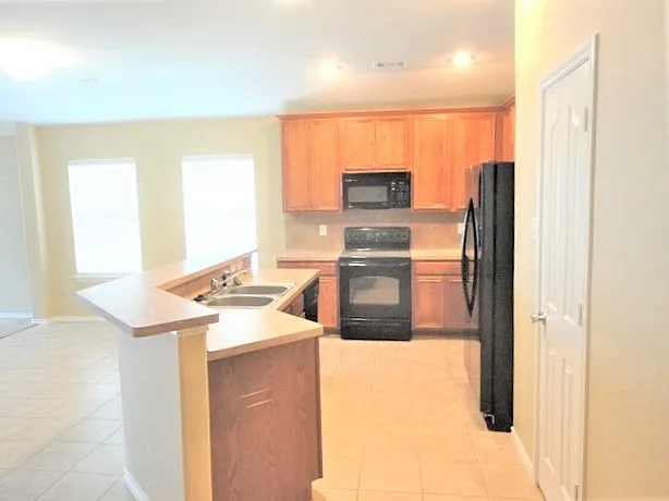 3 bed, 2.0 bath, 1755 sqft, $2,305 — Photo 2