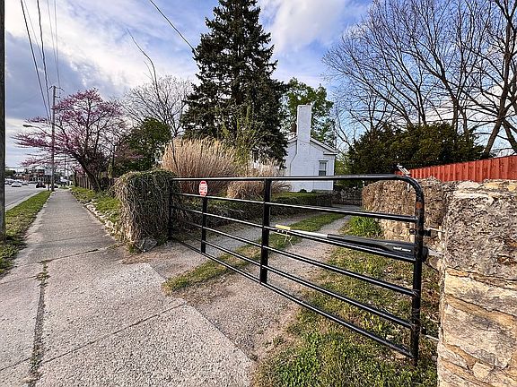 5th image of 218 Selma Rd