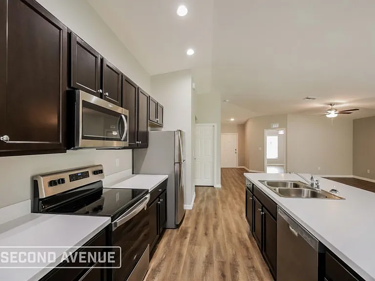 17124 Johns Ave — Photo 5