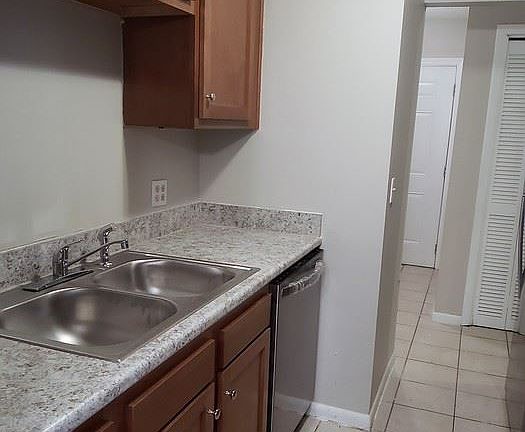 3rd image of 801 Meadowbrook Dr APT B