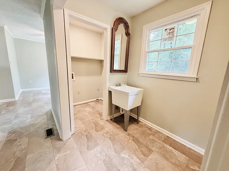 7905 Castleton Ln — Photo 30