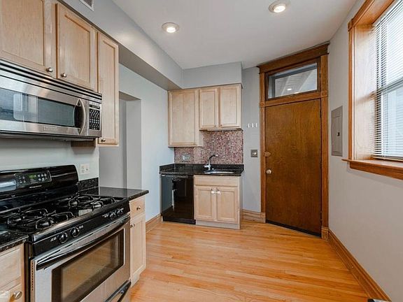 3rd image of 846 W Newport Ave APT 2N