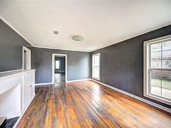 2nd image of 414 Adelaide St