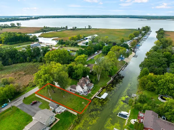 26118 W Oak Ave, Antioch, IL 60002