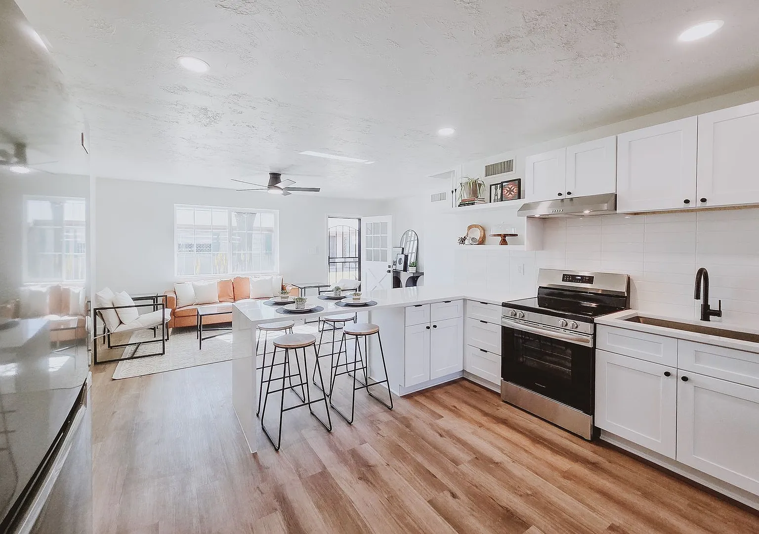 Fully Remodeled 2 Bedroom 1 Bathroom Mesa Townhome Water/Sewer/Trash Included! — Photo 1