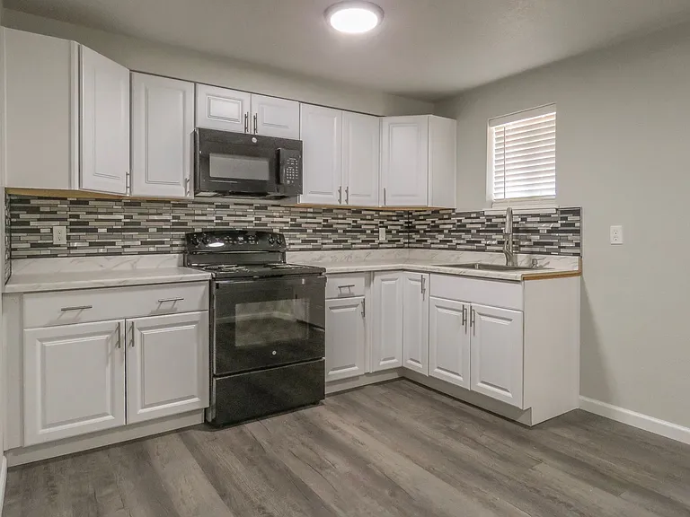 880 N Pershing St — Photo 1
