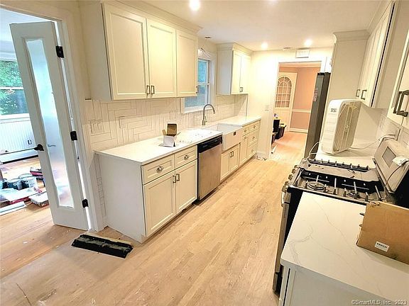 3rd image of 7 Greensview Dr