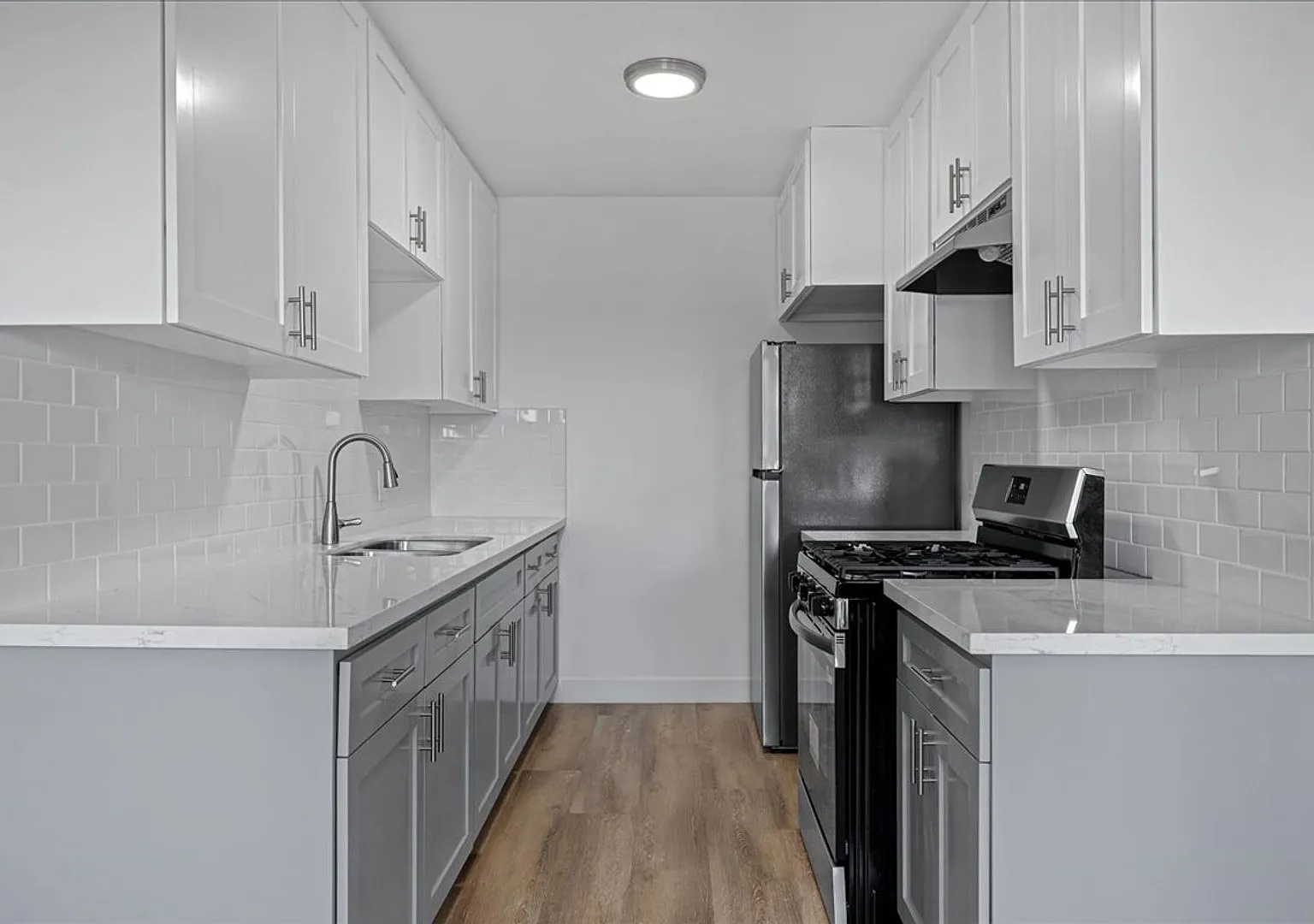 Beautiful Two Bedroom Apartment Located In The Heart of Baldwin Village! — Photo 4