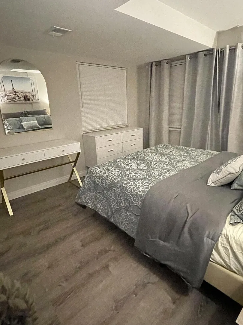 Beautiful 2-Bedroom, 1.5-Bath Fully-Furnished Basement Apartment in Ma — Photo 1