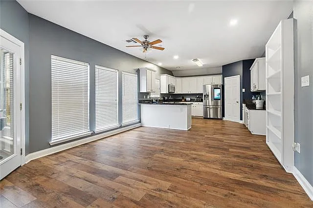 3 bed, 2.0 bath, 1890 sqft, $2,200 — Photo 3