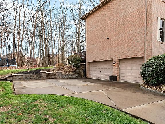 3rd image of 707 Sir Barton Ct