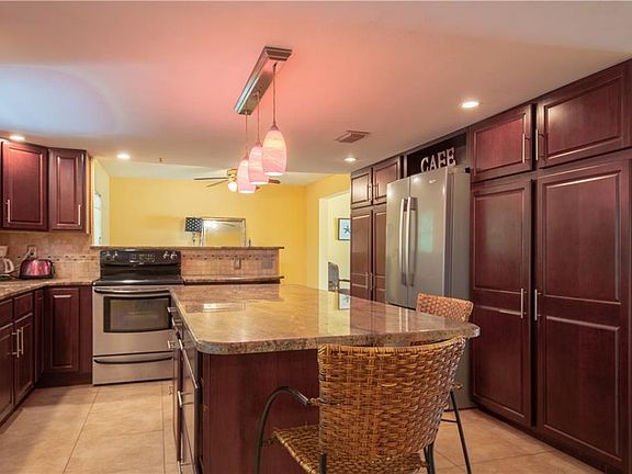 4th image of 300 Waterford Cir W