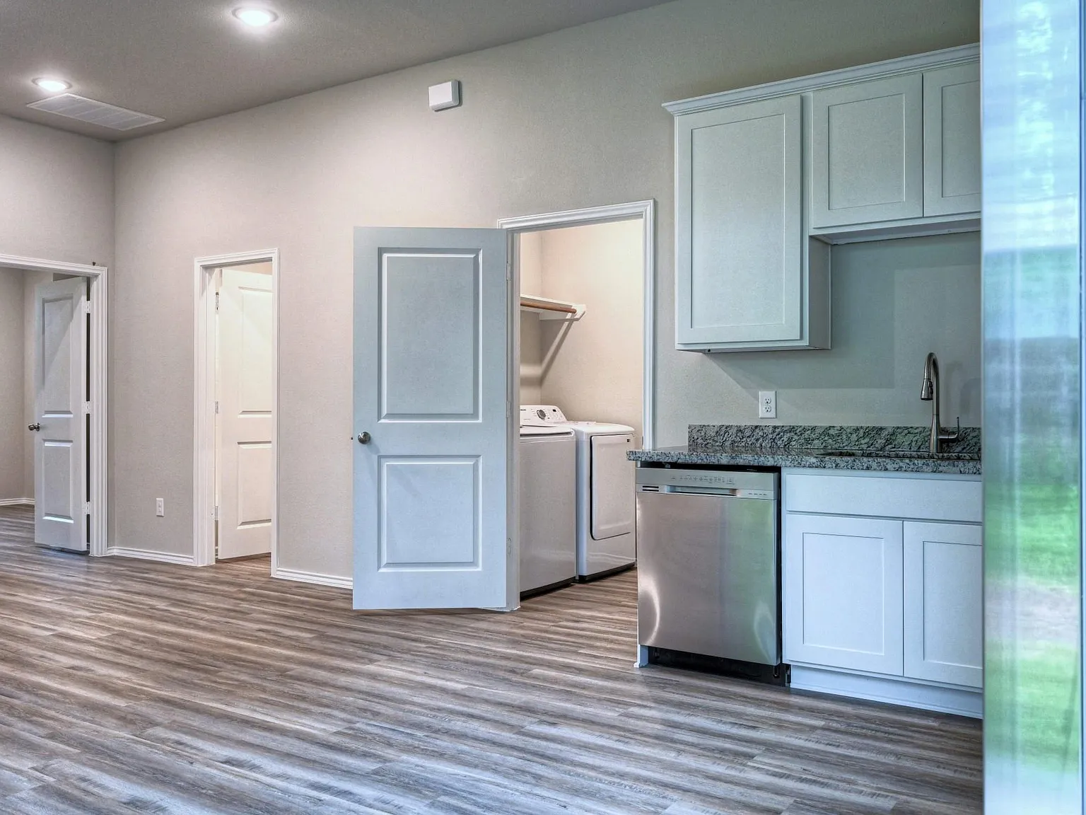 3 bed, 2.0 bath, 988 sqft, $1,485 — Photo 3