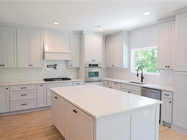 13734 Canal St, Rogers, AR 72758